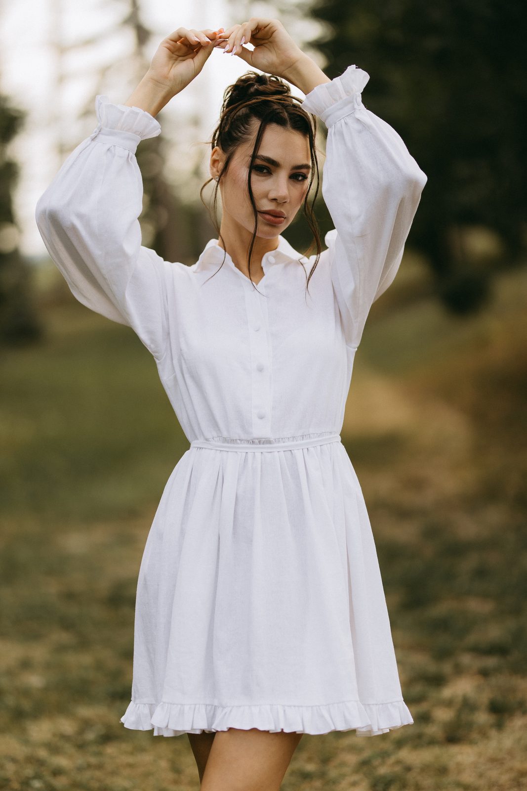 Rochie albă din in cu mâneci bufante, în grădină